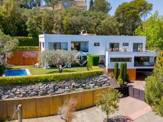 Chalet en Calella de Palafrugell. Villa con maravillosas vistas al mar en venta, a poca distancia