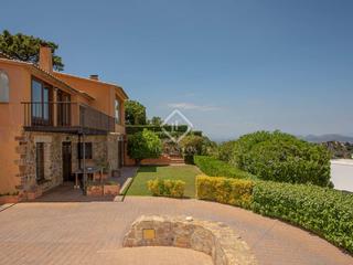 Xalet a Begur. Villa situada en una parcela grande con vistas al mar en venta e