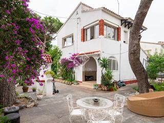 Chalet à Lluminetes. Villa de una belleza clásica con 4 dormitorios en venta en la pi