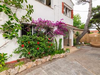Chalet à Lluminetes. Villa de una belleza clásica con 4 dormitorios en venta en la pi