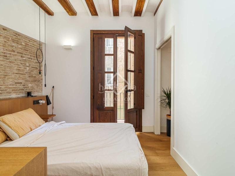 Foto b9f74955-9d23-46d5-be24-2f44787f0bd2. Piso en venta precioso piso en gótico, en excelentes condiciones y con terraza de 9 m en Barcelona