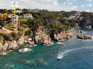 Xalet a Montgoda. Villa en primera línea de mar completamente reformada y con espe