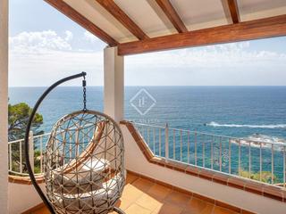 Chalet in Montgoda. Villa en primera línea de mar completamente reformada y con espe