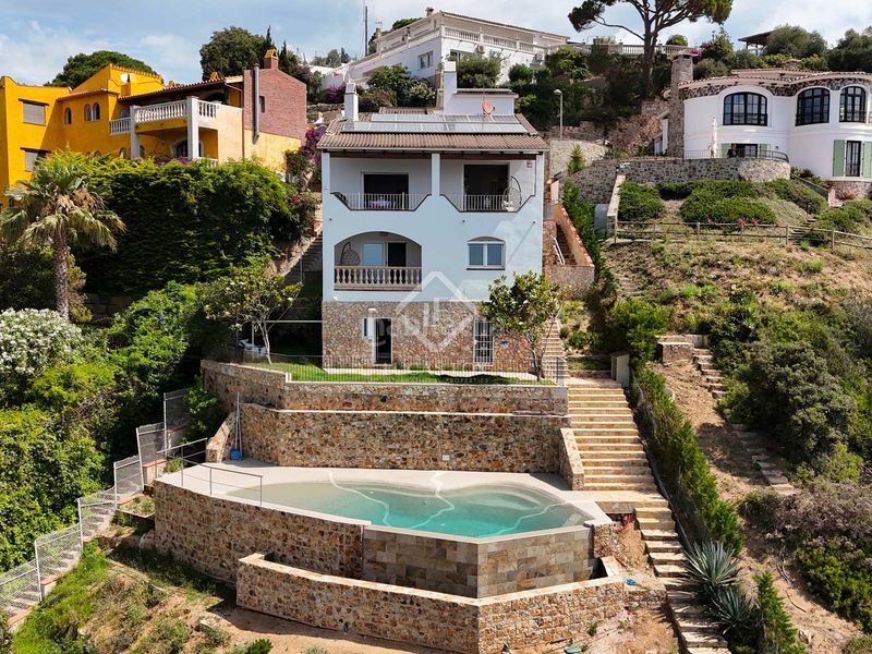 Foto 0318a864-c415-4b14-85d0-d522c9f93246. Chalet villa en primera línea de mar completamente reformada y con espectaculares vistas al mar en venta en la tortuga, en Lloret de Mar