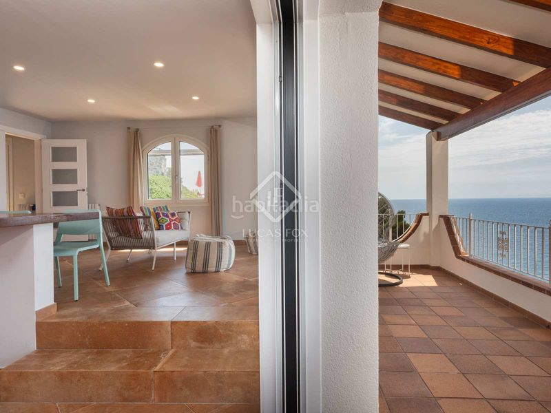 Foto 0fb9df8b-4c47-4183-bf9d-30413d181da3. Chalet villa en primera línea de mar completamente reformada y con espectaculares vistas al mar en venta en la tortuga, en Lloret de Mar