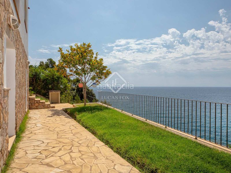 Foto 13a4e41d-1feb-438c-adfb-4c72d48c7d66. Chalet villa en primera línea de mar completamente reformada y con espectaculares vistas al mar en venta en la tortuga, en Lloret de Mar