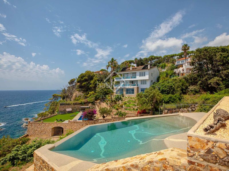 Foto 2356ee3f-b37e-4069-919c-25234382fcaa. Chalet villa en primera línea de mar completamente reformada y con espectaculares vistas al mar en venta en la tortuga, en Lloret de Mar