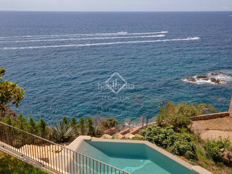 Foto 3612ac9f-5cd0-46b9-b74d-862dfb432a2b. Chalet villa en primera línea de mar completamente reformada y con espectaculares vistas al mar en venta en la tortuga, en Lloret de Mar