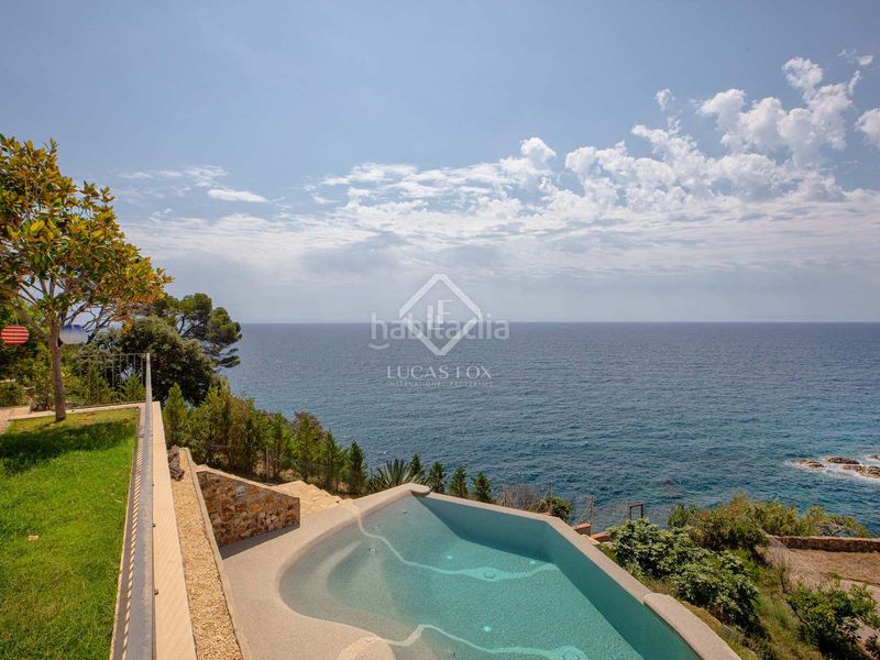 Foto 6e23df91-68c8-4a27-bfff-5336038b61f1. Chalet villa en primera línea de mar completamente reformada y con espectaculares vistas al mar en venta en la tortuga, en Lloret de Mar