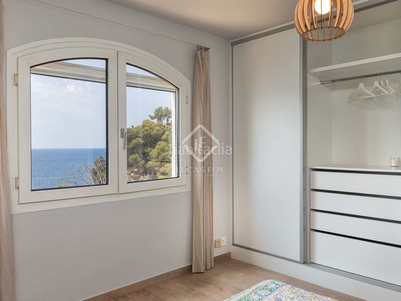 Foto 759e2b6e-18ef-4b40-a801-31623a7bc0e0. Chalet villa en primera línea de mar completamente reformada y con espectaculares vistas al mar en venta en la tortuga, en Lloret de Mar