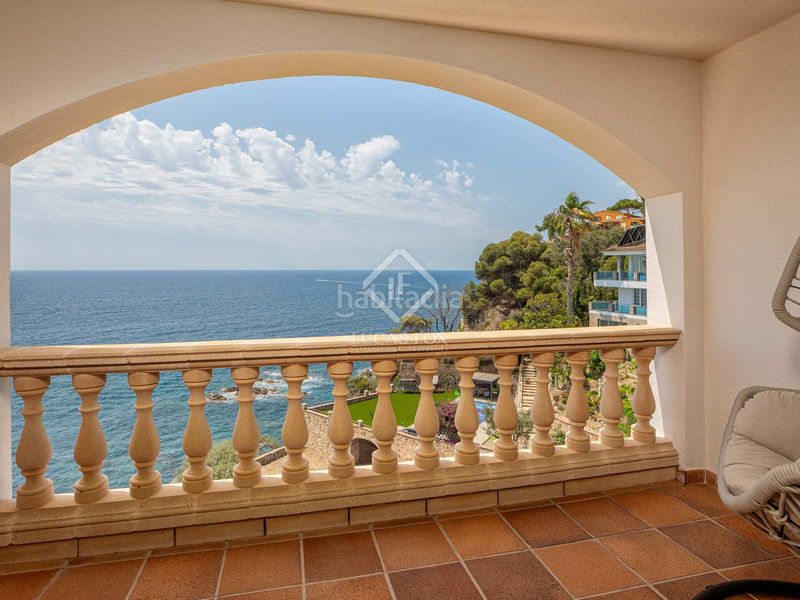 Foto 7d89a048-38e3-43a1-800d-b785f4314316. Chalet villa en primera línea de mar completamente reformada y con espectaculares vistas al mar en venta en la tortuga, en Lloret de Mar