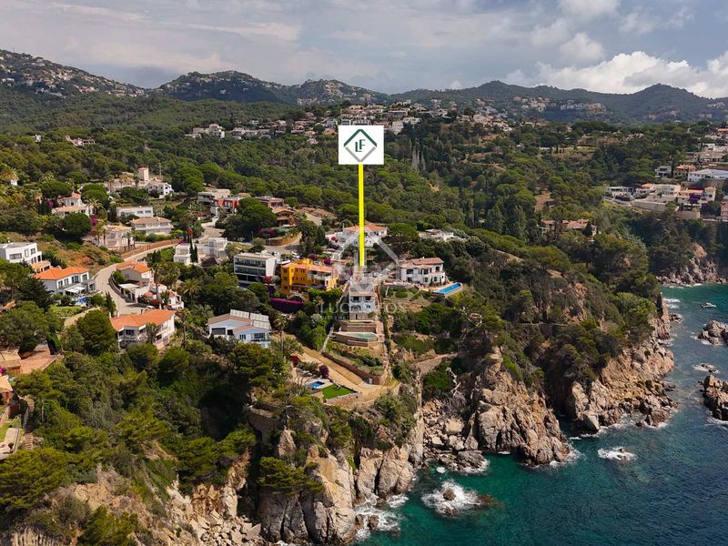 Foto 8aabf3a9-c6da-4006-a922-9861f8665e6d. Chalet villa en primera línea de mar completamente reformada y con espectaculares vistas al mar en venta en la tortuga, en Lloret de Mar