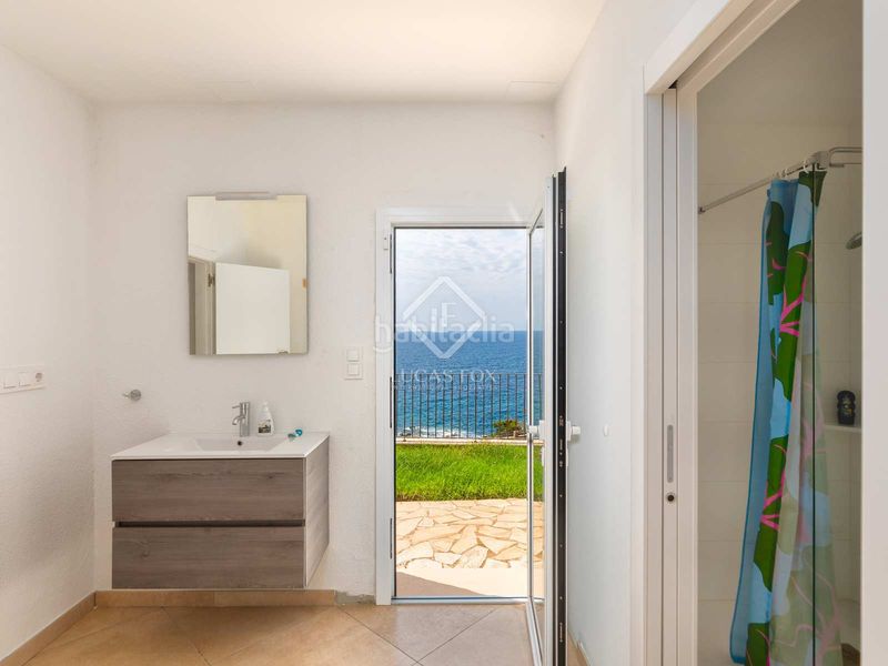 Foto 8e715eeb-2afc-480a-9717-7bfa129d12dc. Chalet villa en primera línea de mar completamente reformada y con espectaculares vistas al mar en venta en la tortuga, en Lloret de Mar