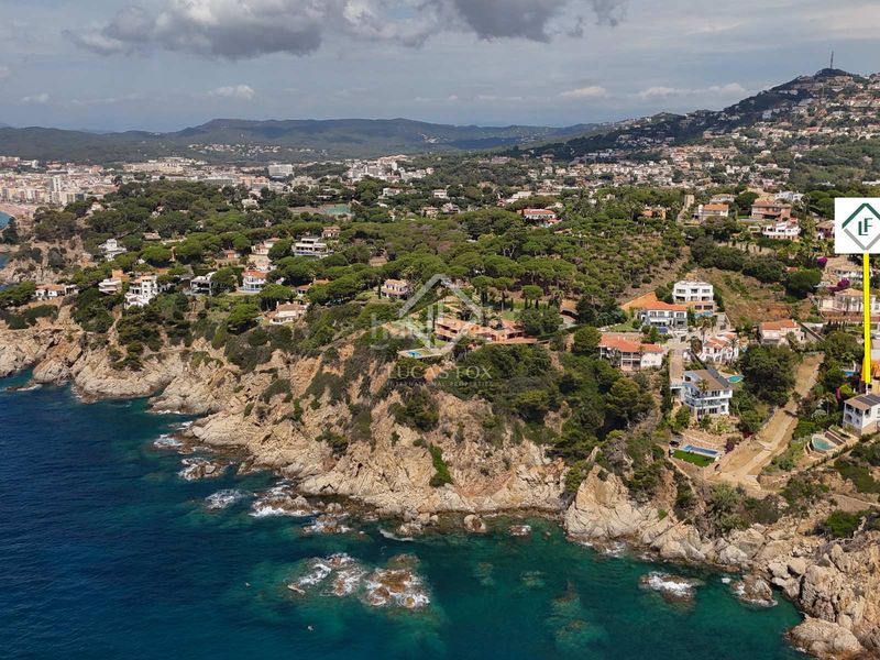 Foto 8f378ac4-f549-4c8b-a999-a776988b39b8. Chalet villa en primera línea de mar completamente reformada y con espectaculares vistas al mar en venta en la tortuga, en Lloret de Mar