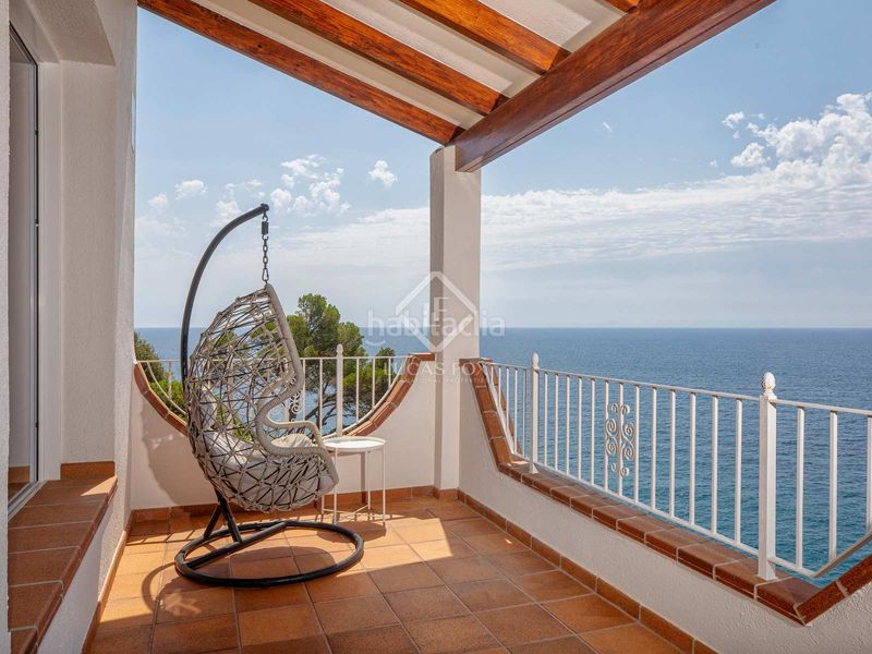 Foto 918eb0f0-4aad-4818-81af-ddd80950de89. Chalet villa en primera línea de mar completamente reformada y con espectaculares vistas al mar en venta en la tortuga, en Lloret de Mar