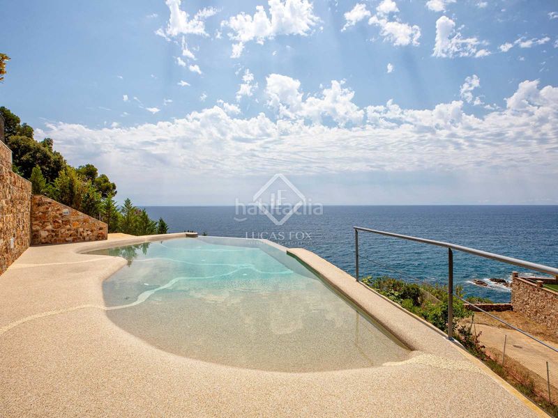 Foto 97c72d36-a2dd-4cf3-a775-895b2a0f8312. Chalet villa en primera línea de mar completamente reformada y con espectaculares vistas al mar en venta en la tortuga, en Lloret de Mar
