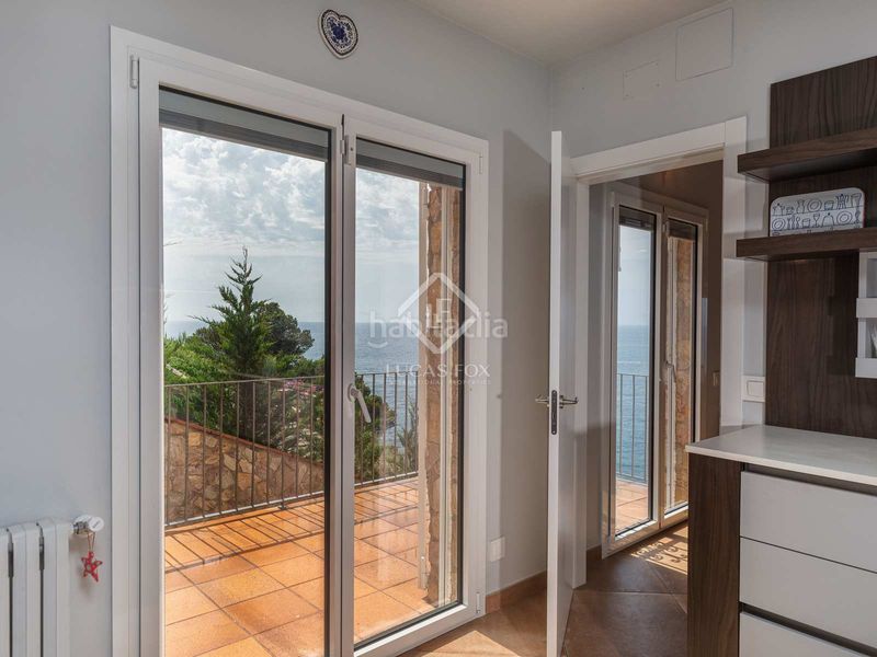 Foto 98880eca-cc92-4a3e-931f-14370de8e703. Chalet villa en primera línea de mar completamente reformada y con espectaculares vistas al mar en venta en la tortuga, en Lloret de Mar