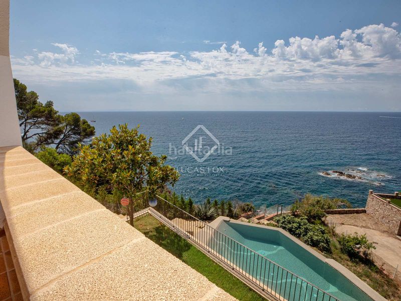 Foto a8797cbc-dedb-45b0-8bdd-28a7b4491839. Chalet villa en primera línea de mar completamente reformada y con espectaculares vistas al mar en venta en la tortuga, en Lloret de Mar