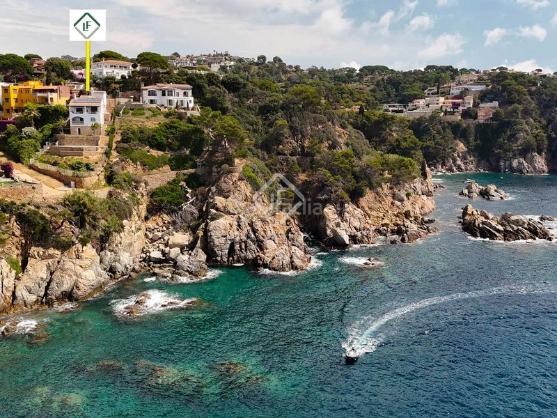 Foto aab4b13c-a05e-4d71-94d2-4e25b42dcb40. Chalet villa en primera línea de mar completamente reformada y con espectaculares vistas al mar en venta en la tortuga, en Lloret de Mar