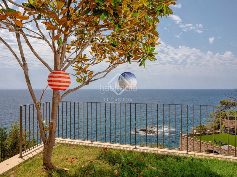Foto ada015d1-4200-4b67-a459-6c9d51022aea. Chalet villa en primera línea de mar completamente reformada y con espectaculares vistas al mar en venta en la tortuga, en Lloret de Mar