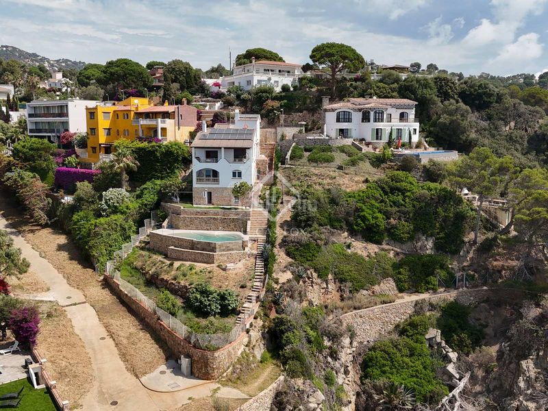 Foto b1e6d371-8a04-47b3-a4e9-b79f6ee72a31. Chalet villa en primera línea de mar completamente reformada y con espectaculares vistas al mar en venta en la tortuga, en Lloret de Mar