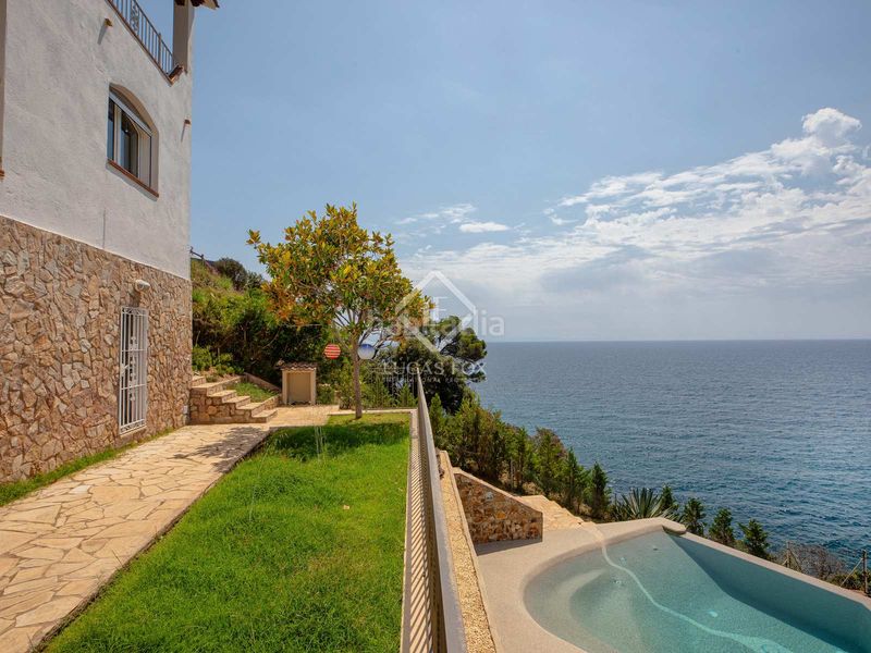 Foto b446f0c8-abe9-4b9e-a4e1-a1dedeaa7cde. Chalet villa en primera línea de mar completamente reformada y con espectaculares vistas al mar en venta en la tortuga, en Lloret de Mar