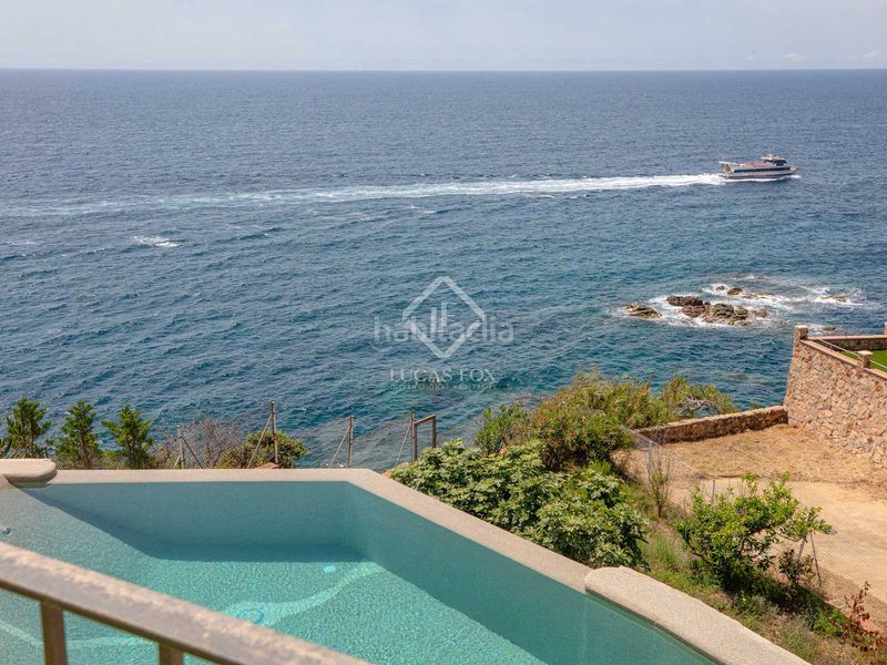 Foto b624bc62-f617-47ab-868f-252d0f959f37. Chalet villa en primera línea de mar completamente reformada y con espectaculares vistas al mar en venta en la tortuga, en Lloret de Mar