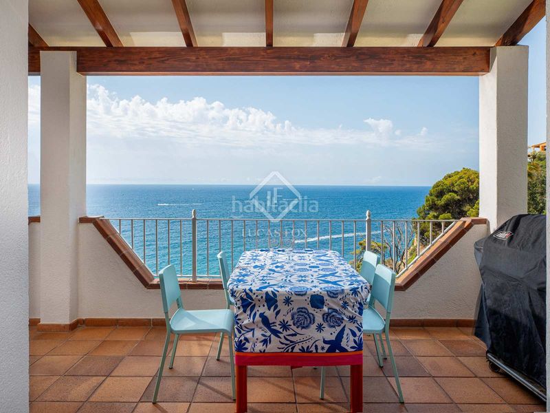Foto ba003b09-5d29-4fb5-a48a-91a3665518be. Chalet villa en primera línea de mar completamente reformada y con espectaculares vistas al mar en venta en la tortuga, en Lloret de Mar