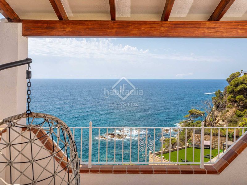 Foto becce1a5-2718-43c5-9d29-43892d855b7b. Chalet villa en primera línea de mar completamente reformada y con espectaculares vistas al mar en venta en la tortuga, en Lloret de Mar