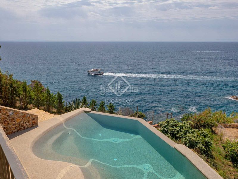 Foto c2c12eb2-adfd-4fbc-b143-e1e36e6b4231. Chalet villa en primera línea de mar completamente reformada y con espectaculares vistas al mar en venta en la tortuga, en Lloret de Mar