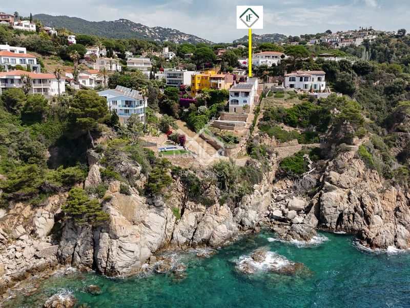 Foto ccf67c94-8e26-4b03-a91e-4d0629a002b3. Chalet villa en primera línea de mar completamente reformada y con espectaculares vistas al mar en venta en la tortuga, en Lloret de Mar