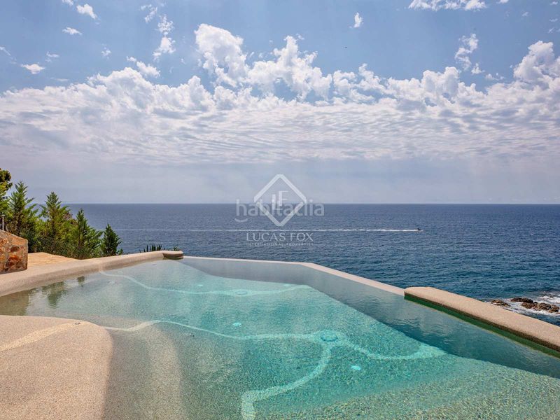 Foto d5375501-4017-45c8-9d1e-efff5552afd6. Chalet villa en primera línea de mar completamente reformada y con espectaculares vistas al mar en venta en la tortuga, en Lloret de Mar