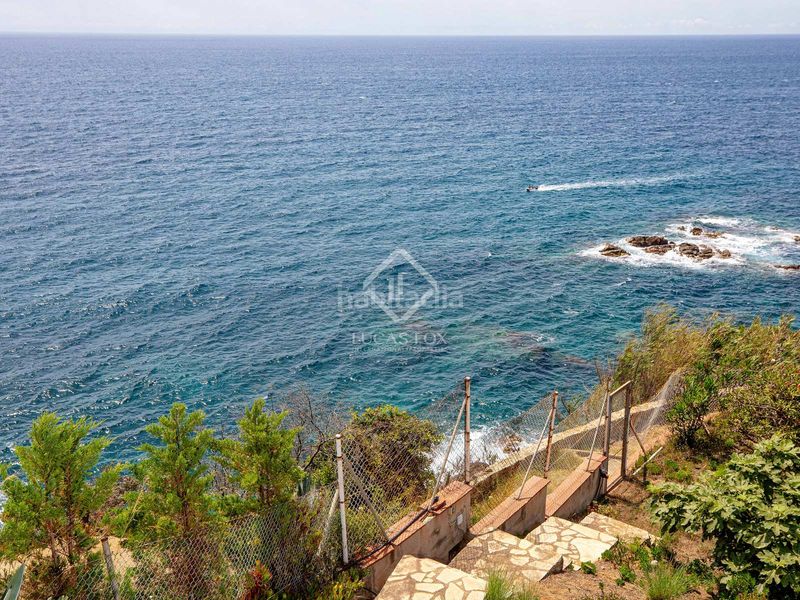 Foto d78120cc-cd89-4e57-bef1-b9899d068cea. Chalet villa en primera línea de mar completamente reformada y con espectaculares vistas al mar en venta en la tortuga, en Lloret de Mar