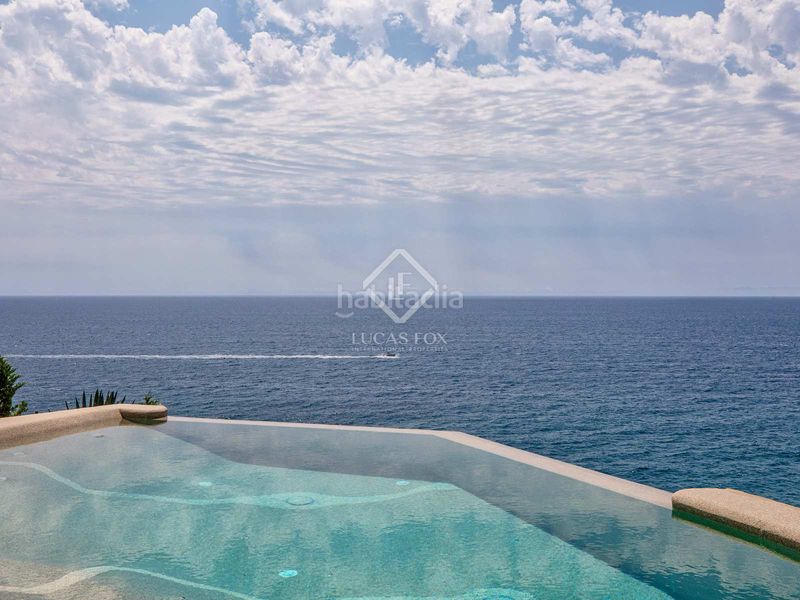 Foto dd599773-0a27-4561-8d73-0ac816988137. Chalet villa en primera línea de mar completamente reformada y con espectaculares vistas al mar en venta en la tortuga, en Lloret de Mar
