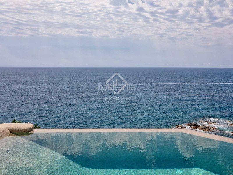 Foto ed6ec6a6-41b7-4933-bd23-dccf8d864396. Chalet villa en primera línea de mar completamente reformada y con espectaculares vistas al mar en venta en la tortuga, en Lloret de Mar