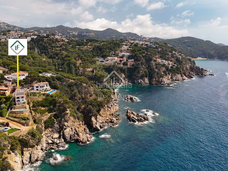 Foto ee96c79a-c6b5-400d-92a0-7ffc8d49f017. Chalet villa en primera línea de mar completamente reformada y con espectaculares vistas al mar en venta en la tortuga, en Lloret de Mar