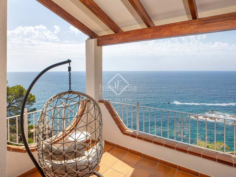 Foto f48a979b-7c40-442a-b8fb-2b7d2df23021. Chalet villa en primera línea de mar completamente reformada y con espectaculares vistas al mar en venta en la tortuga, en Lloret de Mar