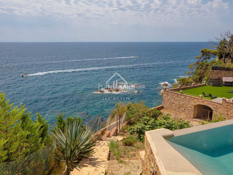 Foto f4a4c08a-7f6e-44aa-8ac8-3d459baf6c8e. Chalet villa en primera línea de mar completamente reformada y con espectaculares vistas al mar en venta en la tortuga, en Lloret de Mar