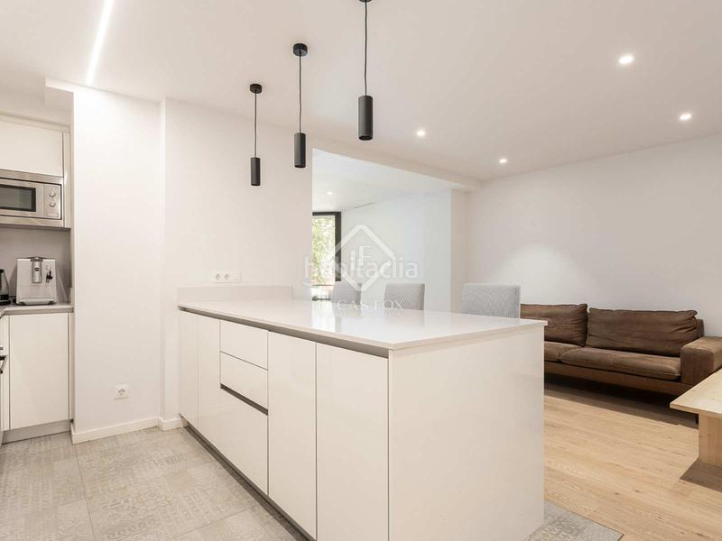 Foto 413f7e95-4af3-4bea-8216-2b254ab7d81e. Piso  en excelentes condiciones de 3 dormitorios con 6m terraza en venta en Sant Antoni en Barcelona
