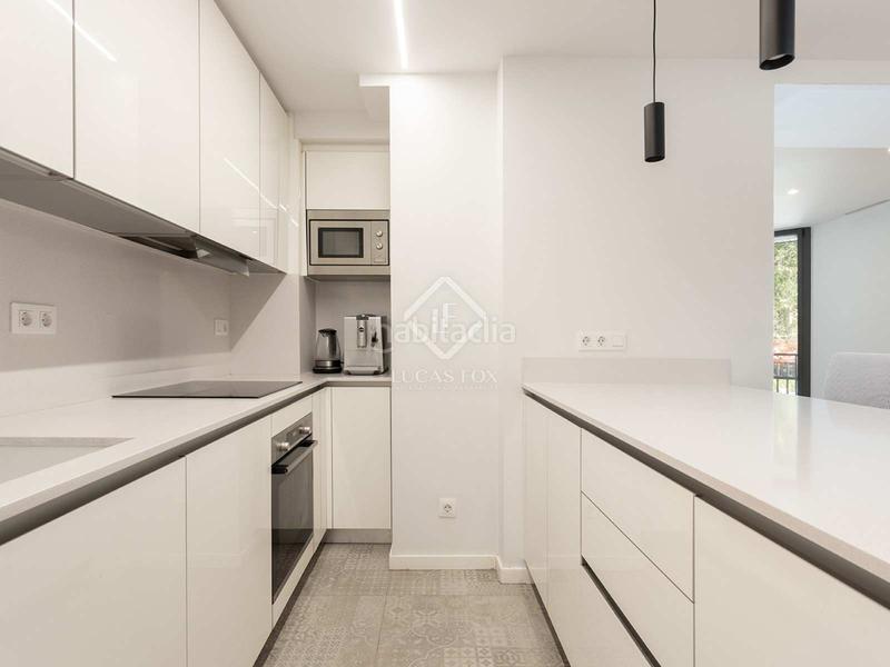 Foto 8437a0ec-c630-4c71-bd6d-f1cc72b72a7f. Piso  en excelentes condiciones de 3 dormitorios con 6m terraza en venta en Sant Antoni en Barcelona