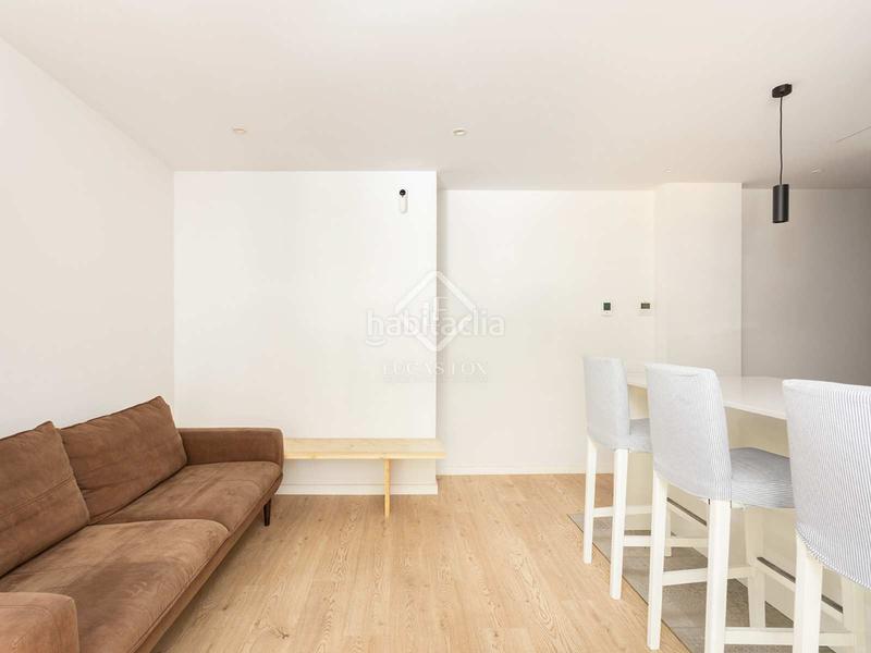 Foto 8490c10d-c2e8-4fe3-a3e5-f3da4f7eaa17. Piso  en excelentes condiciones de 3 dormitorios con 6m terraza en venta en Sant Antoni en Barcelona