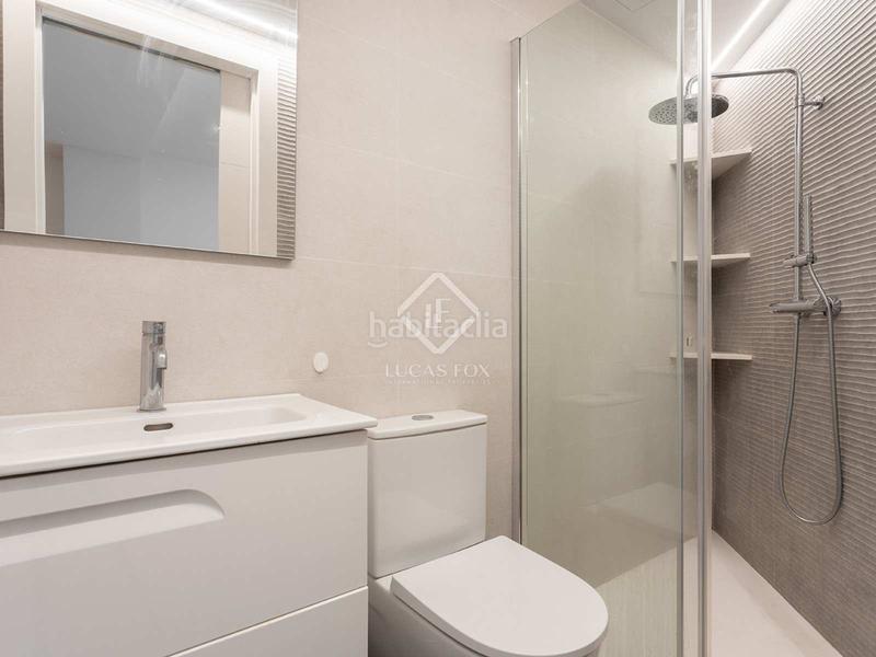 Foto 8893d303-47eb-450d-b610-e986b08d505c. Piso  en excelentes condiciones de 3 dormitorios con 6m terraza en venta en Sant Antoni en Barcelona