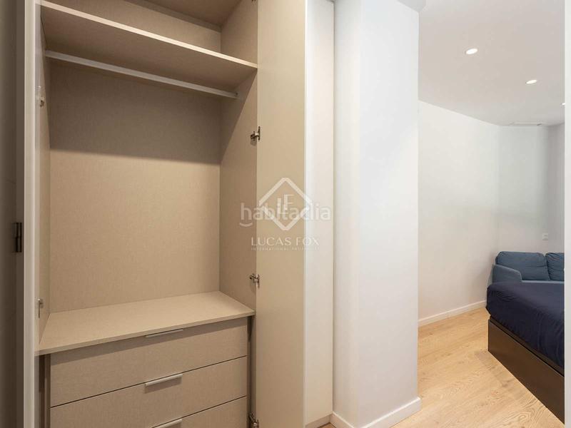 Foto 92954b4a-47bd-4671-a47c-13d3e13debd3. Piso  en excelentes condiciones de 3 dormitorios con 6m terraza en venta en Sant Antoni en Barcelona