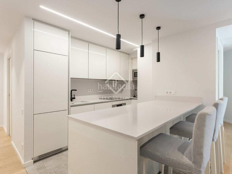 Foto a31a3e61-62af-478e-9f5e-f96e4c8cfacf. Piso  en excelentes condiciones de 3 dormitorios con 6m terraza en venta en Sant Antoni en Barcelona
