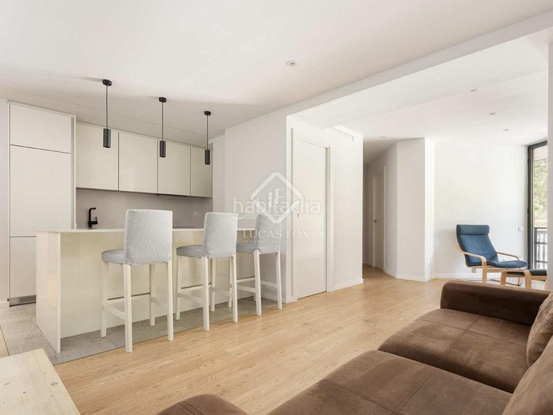 Foto b94e9424-ca73-4eb7-87c7-71fce545528c. Piso  en excelentes condiciones de 3 dormitorios con 6m terraza en venta en Sant Antoni en Barcelona