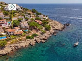 Xalet a Montgó. Villa de primera línea de mar, con 5 dormitorios, a solo unos pa