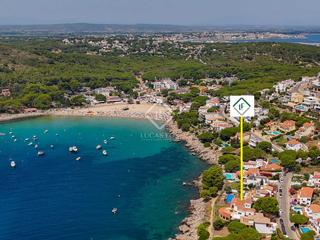 Xalet a Montgó. Villa de primera línea de mar, con 5 dormitorios, a solo unos pa