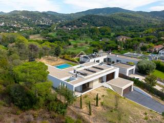 Chalet in Vallromanes. Casa  villa en excelentes condiciones de 4 dormitorios en venta
