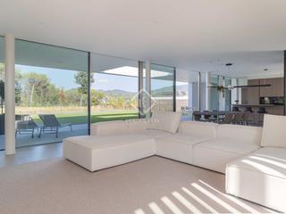 Chalet en Vallromanes. Casa  villa en excelentes condiciones de 4 dormitorios en venta