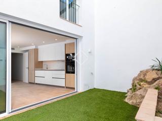 Chalet in Nucli Antic. Casa adosada de obra nueva, con 4 dormitorios, a 300 m de la pla